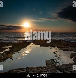 Sommersonnenaufgang auf Thornwick Bay, Yorkshire, Großbritannien Stockfoto