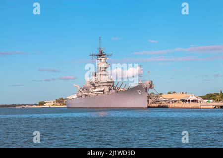Battleship Missouri BB 63 Memorial Blick vom USS Arizona BB 39 Memorial in Pearl Harbor. Nationales historisches Wahrzeichen. Patriotisches Konzept. HONOLULU, OAHU Stockfoto