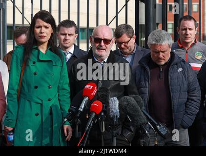 Grainne Teggart von Amnesty International (links), Sean McAnespie, Aidan's Bruder (Mitte) und Aidan's Cousin Brian Gormley (rechts) sprechen vor den Medien vor den Gerichten von Laganside in Belfast, wo der ehemalige Grenadier-Wächter David Holden wegen der rechtswidrigen Tötung von Aidan McAnespie (18) angeklagt ist, In der Nähe eines Checkpoints in Co Tyrone im Jahr 1988. Bilddatum: Montag, 28. März 2022. Stockfoto