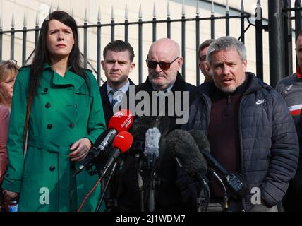 Grainne Teggart von Amnesty International (links), Sean McAnespie, Aidan's Bruder (Mitte) und Aidan's Cousin Brian Gormley (rechts) sprechen vor den Medien vor den Gerichten von Laganside in Belfast, wo der ehemalige Grenadier-Wächter David Holden wegen der rechtswidrigen Tötung von Aidan McAnespie (18) angeklagt ist, In der Nähe eines Checkpoints in Co Tyrone im Jahr 1988. Bilddatum: Montag, 28. März 2022. Stockfoto