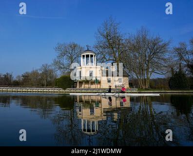 Ruderer passieren Temple Island in der Nähe von Henley-on-Thames, Oxfordshire. Bilddatum: Montag, 28. März 2022. Stockfoto