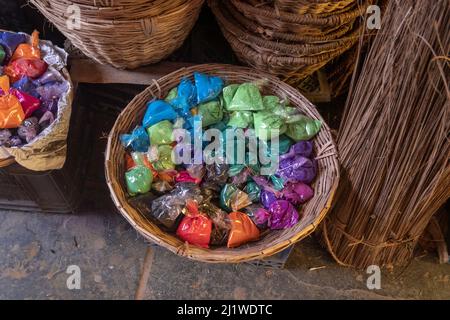 Ein Stand, der Holi-Farben und -Farben auf einem indischen Markt verkauft. Fotografiert in Tiruvannamalai, Tamil Nadu, Indien Stockfoto