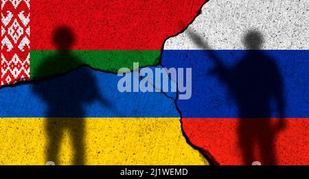 Krieg in der Ukraine. Invasion von Belarus und Russland, militärischer Konflikt. Flaggen auf Betonwand Hintergrund gemalt Stockfoto