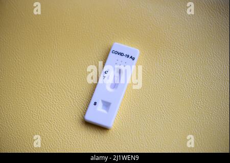 Rapid Antigen Detection Test (RADT) mit COVID-19 AG-Inschrift und einem roten Streifen mit NEGATIVEM Ergebnis Stockfoto