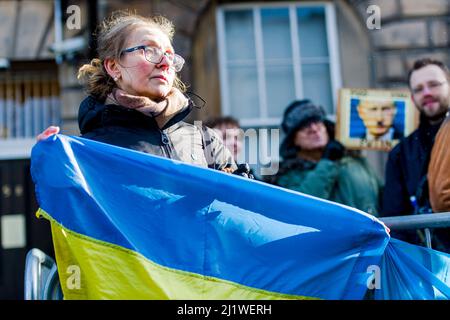 Demonstranten versammeln sich vor der russischen Botschaft in Edinburgh, während Russland der Ukraine den Krieg erklärt. Kredit: Euan Cherry Stockfoto