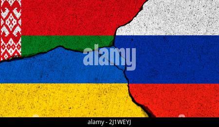 Krieg in der Ukraine. Invasion von Belarus und Russland, militärischer Konflikt. Flaggen auf Betonwand Hintergrund gemalt Stockfoto