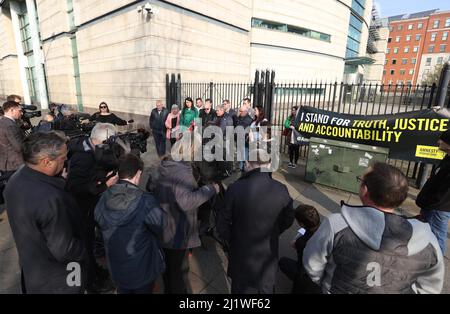 Grainne Teggart von Amnesty International (Mitte links), Sean McAnespie, Aidan's Bruder (Mitte) und Aidan's Cousin Brian Gormley (Mitte rechts) sprechen vor den Medien vor den Laganside Courts in Belfast, wo der ehemalige Grenadier Guardsman David Holden wegen der rechtswidrigen Tötung von Aidan McAnespie (18) angeklagt ist, In der Nähe eines Checkpoints in Co Tyrone im Jahr 1988. Bilddatum: Montag, 28. März 2022. Stockfoto