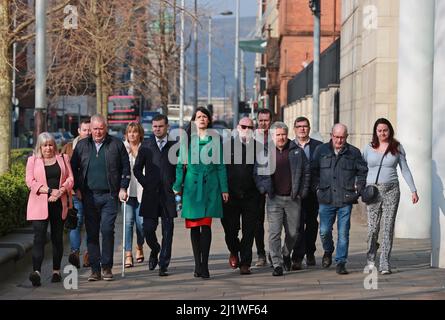 Aidan's Bruder Vincent McAnespie (3. links) Grainne Teggart von Amnesty International (Mitte), Sean McAnespie, Aidan's Bruder (Mitte rechts) und Aidan's Cousin Brian Gormley (4. rechts) kommen an die Laganside Courts in Belfast, wo der ehemalige Grenadier Guardsman David Holden wegen der rechtswidrigen Tötung von Aidan McAnespie, 18, angeklagt wird. In der Nähe eines Checkpoints in Co Tyrone im Jahr 1988. Bilddatum: Montag, 28. März 2022. Stockfoto