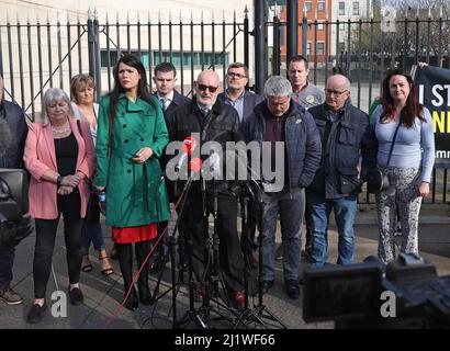 Grainne Teggart von Amnesty International (Mitte links), Sean McAnespie, Aidan's Bruder (Mitte) und Aidan's Cousin Brian Gormley (Mitte rechts) sprechen vor den Medien vor den Laganside Courts in Belfast, wo der ehemalige Grenadier Guardsman David Holden wegen der rechtswidrigen Tötung von Aidan McAnespie (18) angeklagt ist, In der Nähe eines Checkpoints in Co Tyrone im Jahr 1988. Bilddatum: Montag, 28. März 2022. Stockfoto