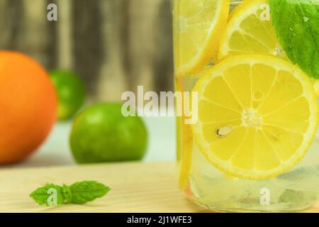 Köstliches und kühles Getränk aus frischen und rohen Früchten. Cocktail und Limonade in einem Glas. Platz für Text. Platz für Text kopieren Stockfoto