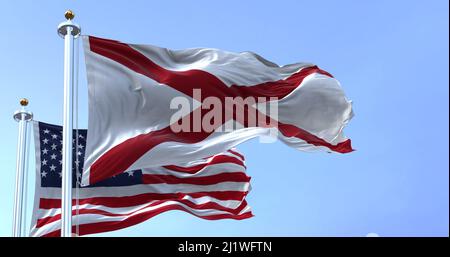 Die Flaggen des Staates Alabama und der Vereinigten Staaten von Amerika winken im Wind. Demokratie und Unabhängigkeit. US-Bundesstaat. Stockfoto