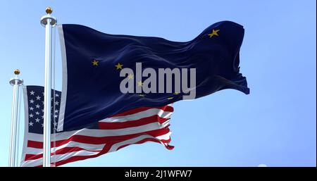 Die Flaggen des Bundesstaates Alaska und der Vereinigten Staaten winken im Wind. Demokratie und Unabhängigkeit. US-Flagge. Stockfoto
