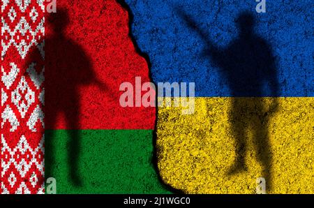 Belarus und Ukraine Flaggen. Konfliktkonzept. Gemalt auf rissiger Betonwand Hintergrund Stockfoto