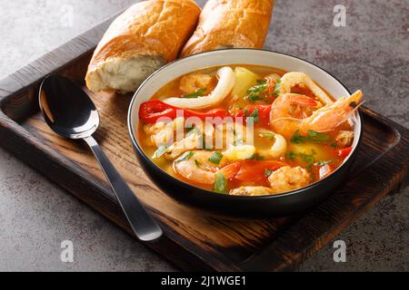 Frische Meeresfrüchte Eintopf mit Kartoffeln, Paprika, Tomaten und Zwiebeln in einer Schüssel auf dem Tisch. Horizontal Stockfoto