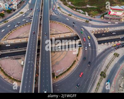 Moderner Stadtverkehr mit Expressway, Straße und Kreisverkehr, mehrstufiger Autobahnkreuzung, Draufsicht. Stockfoto