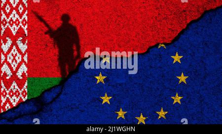 Belarus und Europa Union, Sanktionen und Krieg Konflikt Konzept Hintergrund. Flaggen auf rissiger Betonwand gemalt Stockfoto