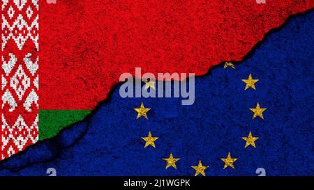 Belarus und Europa Union, Sanktionskonzept Hintergrund. Flaggen auf rissiger Betonwand gemalt Stockfoto