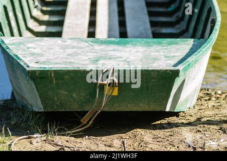 Ein Fischerboot, das im Wasser am Ufer des Donau-Zuges bei Novi Sad festgemacht ist. Stockfoto
