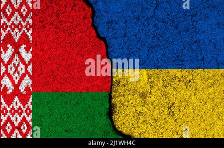 Belarus und Ukraine Flaggen zusammen auf rissige Betonwand Hintergrund gemalt Stockfoto