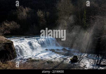 Wasserfall bei Monsal Dale Weir, Derbyshire, England, Großbritannien Stockfoto