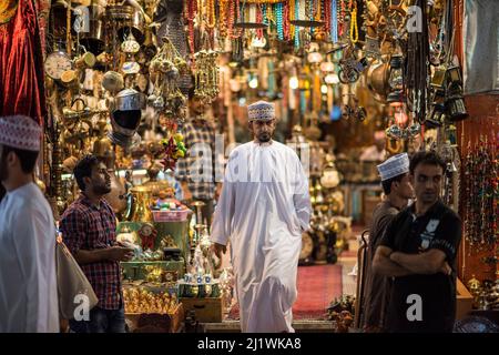 Muscat, Oman - März 05,2022 : nächtliche Aussicht auf die Straßen, Geschäfte und die Menschen vor Ort bei verschiedenen Aktivitäten auf dem Markt der Altstadt von Mutrah. Stockfoto