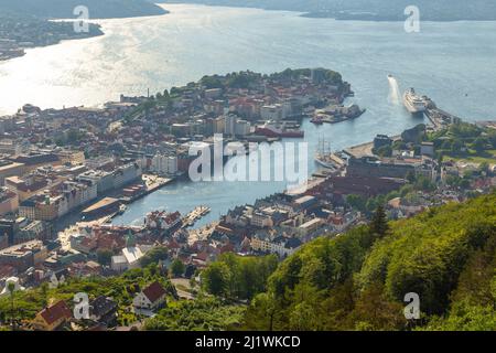 Bergen Norwegen - 28. Mai 2018: Panoramablick auf Bergen vom Mount Floyen. Schöner sonniger Frühlingstag. Stockfoto