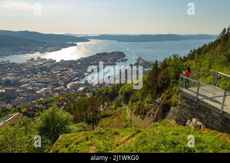 Bergen Norwegen - 28. Mai 2018: Panoramablick auf Bergen vom Mount Floyen. Schöner sonniger Frühlingstag. Stockfoto