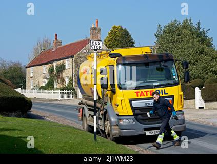 Tate-Ölschlepper, der Heizöl zum Haus im Dorf Coxwold im Stadtteil Hambleton, North Yorkshire, England, liefert Stockfoto