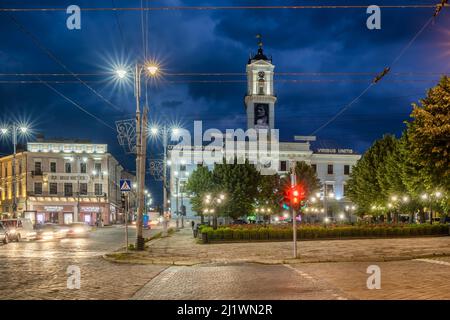 Stadt Hal auf dem zentralen Platz von Czerniwzi in der Nacht, Westukraine Stockfoto