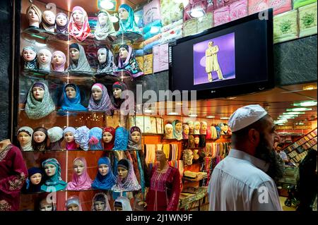 Syrien. Damaskus. Verkauf von Schals im Al-Hamidiyah Souq Stockfoto