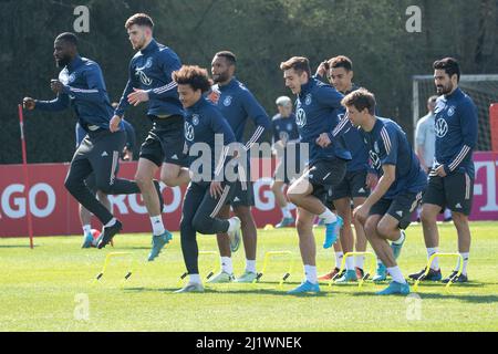 Hessen, Deutschland. 28. März 2022, Hessen, Frankfurt/Main: Fußball: Nationalmannschaft, Deutschland, Training vor dem Länderspiel gegen die Niederlande. Antonio Rüdiger (vorne l-r), Anton Stach, Jonathan Tah, Leroy Sané, Robin Koch und Thomas Müller trainieren. Foto: Sebastian Gollnow/dpa Stockfoto