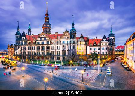 Dresden, Deutschland. Kathedrale der Heiligen Dreifaltigkeit oder Hofkirche. Sonnenuntergang in Sachsen. Stockfoto