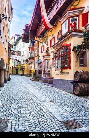 Kufstein, Österreich - Dezember 2018. Berühmte Altstadt mit historischen Gebäuden und Wandmalereien in Kufstein, Tirol. Stockfoto