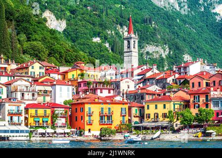 Varenna, Lago di Como - Sommerurlaubsziel an der Küste des schönsten Sees Italiens, Lago di Como. Stockfoto