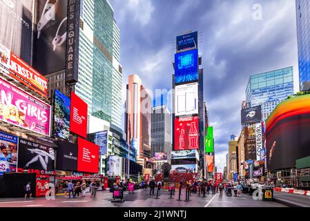 New York, USA - 2019. September: Times Square, Manhattan, belebter Touristenort mit Broadway, Wahrzeichen von New York City, USA Stockfoto