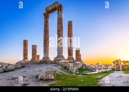 Amman, Jordanien. Tempel des Herkules, die Amman Festungsruinen, Jabal al-Qal'a Sonnenuntergang gefärbtes Licht. Stockfoto