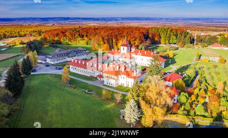 Rumänien, Siebenbürgen. Luftdrohnenaufnahme des Klosters Brancoveanu im Dorf Sambata de Sus, berühmte Sehenswürdigkeit. Stockfoto