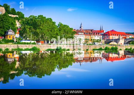 Würzburg, Deutschland. Schöne Wasserspiegelung von Marienberg über dem Main. Sightseeing in Franken, Bayern. Stockfoto