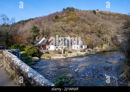 Riverside Pub. Fingle Bridge Inn, Dartmoor, Devon, Großbritannien Stockfoto