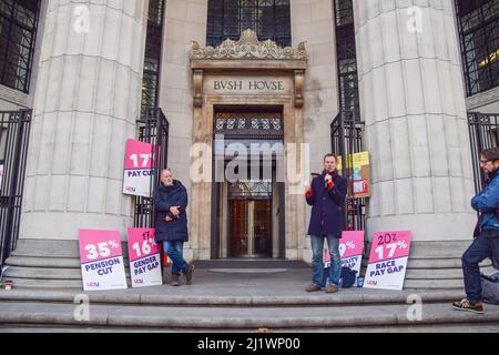 London, Großbritannien. 28.. März 2022. Ein Sprecher spricht vor dem Bush House, dem King's College London, an die Demonstranten. Mitarbeiter an Universitäten in ganz Großbritannien setzen ihre Streikaktion wegen Rentenkürzungen, Lohnungleichheit und Arbeitsbedingungen fort. Kredit: Vuk Valcic/Alamy Live Nachrichten Stockfoto