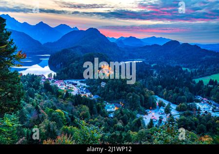 Hohenschwangau, Bayern - berühmtes bayerisches Märchen mit Alpsee und Schloss Hohenschwangau. Malerische Landschaft bei Dämmerung. Stockfoto