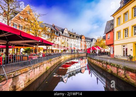 Saarburg, Deutschland. Idyllische Stadt an der Saar mit touristischer Altstadt, schönem Herbstsonnenlicht. Stockfoto