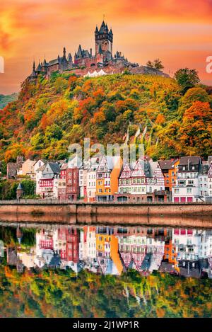 Cochem, Deutschland. Schöne farbige Sonnenuntergänge Wasserspiegelung mit romantischer Mosel, Rheinland-pfälzischer Herbst. Stockfoto