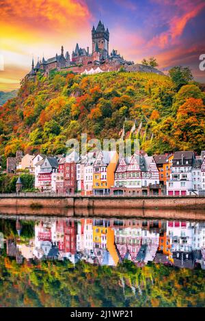 Cochem, Deutschland. Schöne farbige Sonnenuntergänge Wasserspiegelung mit romantischer Mosel, Rheinland-pfälzischer Herbst. Stockfoto