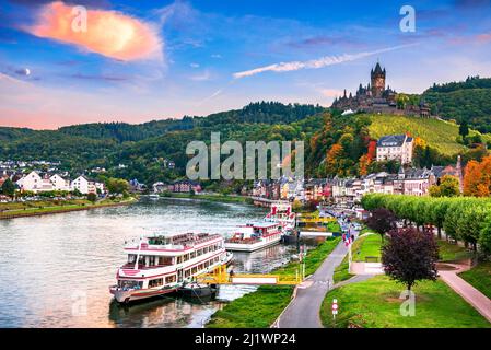 Cochem, Deutschland. Farbiger Sonnenuntergang mit romantischem Moseltal, Rheinland-Pfalz in roten Herbstfarben. Stockfoto