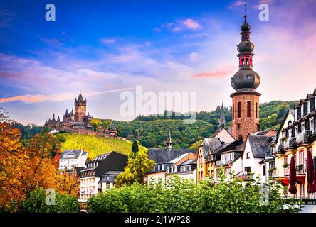 Cochem, Deutschland. Farbiger Sonnenuntergang mit romantischem Moseltal, Rheinland-Pfalz in roten Herbstfarben. Stockfoto