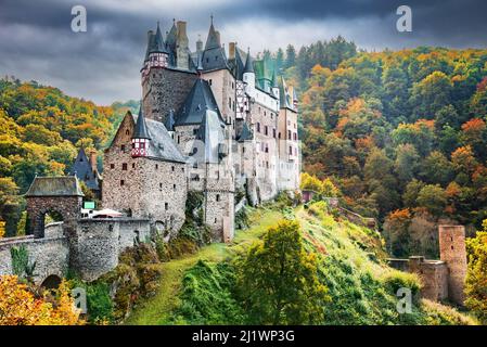 Burg Eltz. Mittelalterliche Burg auf den Hügeln über der Mosel. Rheinland-Pfalz Deutschland. Stockfoto