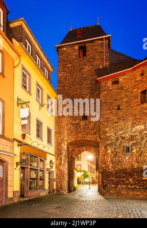 Cochem, Deutschland. Dämmerungsbild der Altstadt, Enderttortor, romantisches Moseltal, Rheinland-Pfalz. Stockfoto