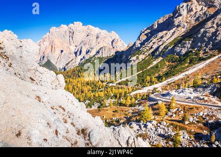 Passo Valparola, Südtirol, Italien. Blick auf das Serpentinen in den Dolomiten. Bergblick Cima Cunturines (3,064 m) vom Passo di Valparola mit in Stockfoto