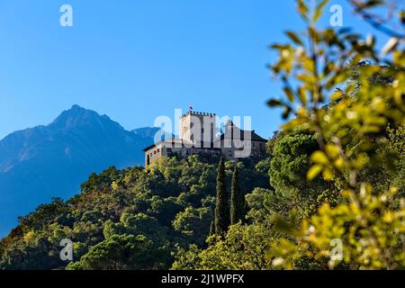 Thurnstein ist eine mittelalterliche Burg, die an den Hängen des Monte Muta thront Heute wird es als Tiroler Hotel und Restaurant genutzt. Tirol, Südtirol, Italien. Stockfoto
